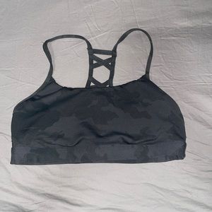 Sports bra. Black camo.